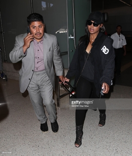 Toni Braxton feet photo thumbnail