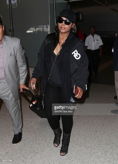 Toni Braxton feet photo thumbnail