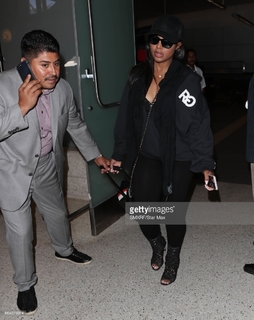 Toni Braxton feet photo thumbnail