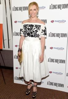 Toni Collette feet photo thumbnail
