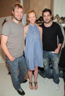 Toni Collette feet photo thumbnail