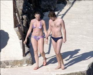 Toni Collette feet photo thumbnail