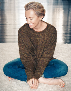 Toni Collette feet photo thumbnail