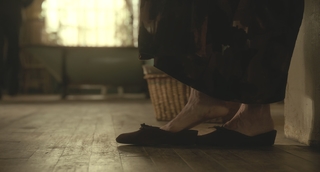 Toni Collette feet photo thumbnail