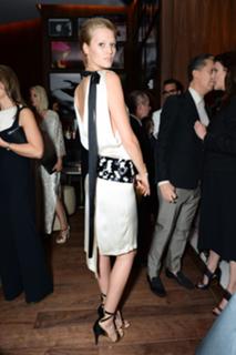 Toni Garrn feet photo thumbnail