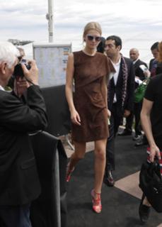 Toni Garrn feet photo thumbnail