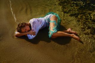 Toni Garrn feet photo thumbnail