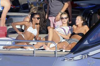 Toni Garrn feet photo thumbnail