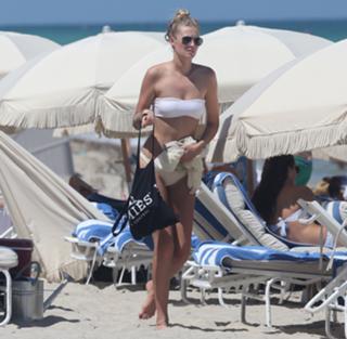 Toni Garrn feet photo thumbnail