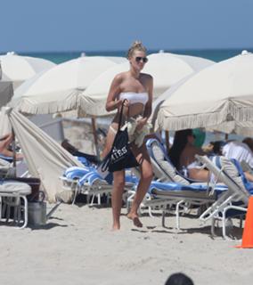 Toni Garrn feet photo thumbnail