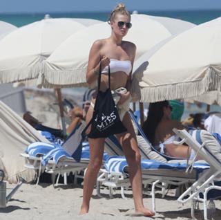 Toni Garrn feet photo thumbnail