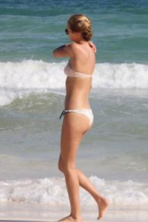 Toni Garrn feet photo thumbnail