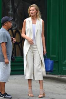Toni Garrn feet photo thumbnail