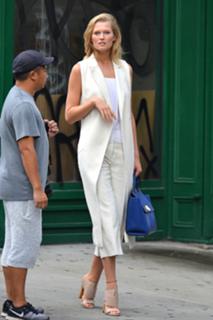 Toni Garrn feet photo thumbnail