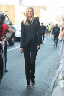 Toni Garrn feet photo thumbnail