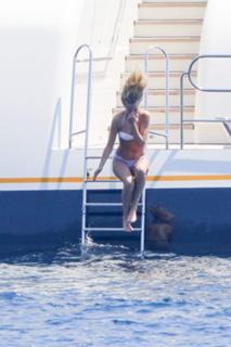 Toni Garrn feet photo thumbnail