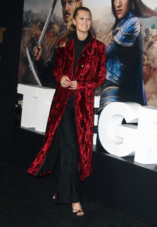 Toni Garrn feet photo thumbnail