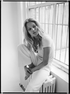 Toni Garrn feet photo thumbnail