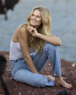 Toni Garrn feet photo thumbnail