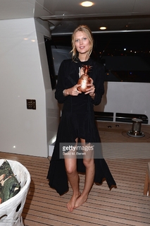 Toni Garrn feet photo thumbnail