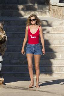 Toni Garrn feet photo thumbnail