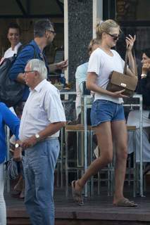 Toni Garrn feet photo thumbnail
