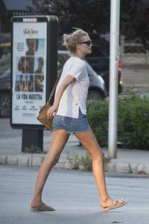 Toni Garrn feet photo thumbnail