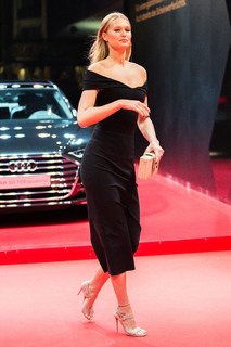 Toni Garrn feet photo thumbnail