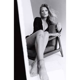 Toni Garrn feet photo thumbnail