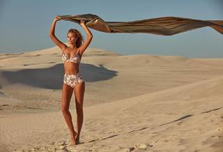 Toni Garrn feet photo thumbnail