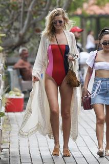 Toni Garrn feet photo thumbnail