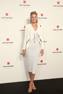 Toni Garrn feet photo thumbnail