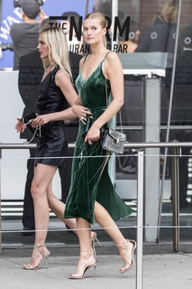 Toni Garrn feet photo thumbnail