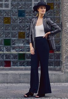 Toni Garrn feet photo thumbnail