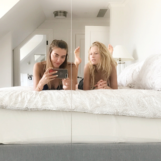 Toni Garrn feet photo thumbnail