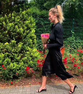 Toni Garrn feet photo thumbnail