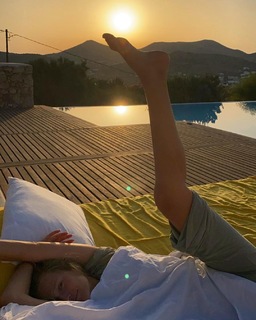 Toni Garrn feet photo thumbnail