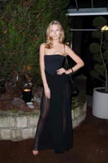 Toni Garrn feet photo thumbnail