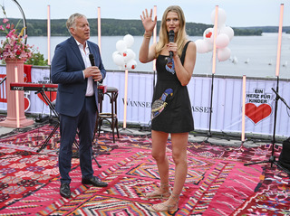 Toni Garrn feet photo thumbnail