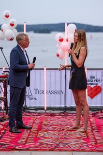 Toni Garrn feet photo thumbnail