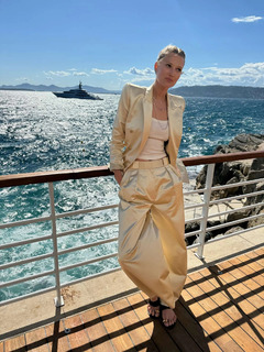 Toni Garrn feet photo thumbnail