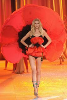 Toni Garrn feet photo thumbnail