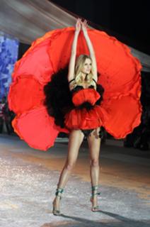 Toni Garrn feet photo thumbnail