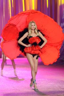 Toni Garrn feet photo thumbnail