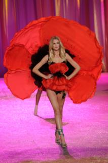 Toni Garrn feet photo thumbnail