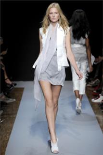 Toni Garrn feet photo thumbnail