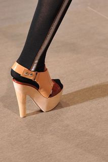 Toni Garrn feet photo 3
