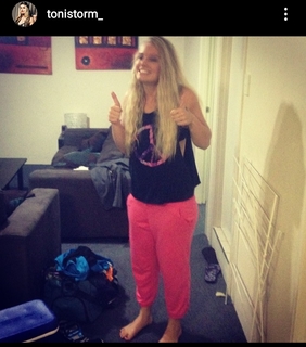 Toni Rossall feet photo thumbnail