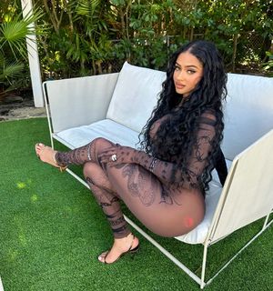 Tori Hughes feet photo 7