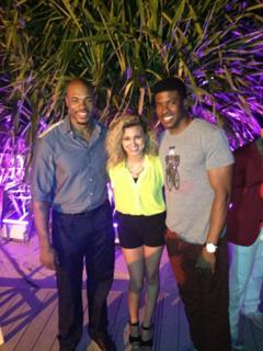 Tori Kelly feet photo thumbnail